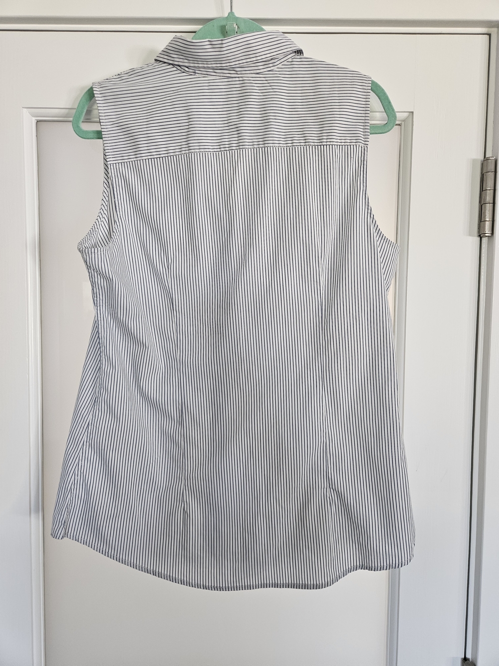 BANANA REPUBLIC Classic Tailored Sleeveless Blue Pinstripe Button-Front Shirt - - Picture 4 of 7
